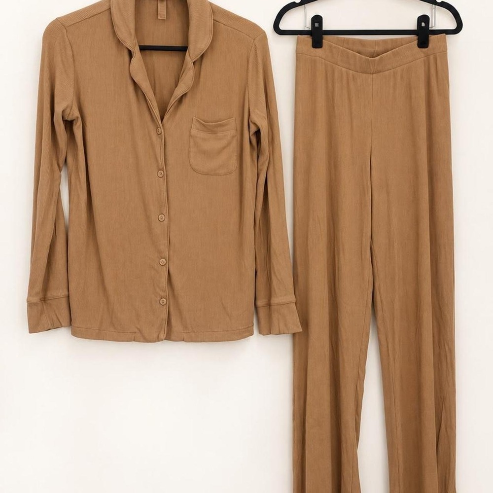 SKIMS Soft Lounge Ribbed Pajama Set – Camel – Small